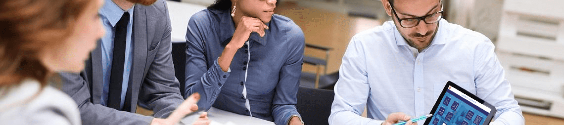 biznesmeni-analizujacy-wykres-finansowy_NPX_Job_Valuation biznesmeni-analizujacy-wykres-finansowy_NPX_Job_Valuation